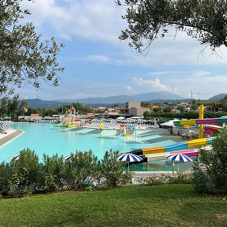 Semesteranläggning (resort) Sisan Family 4*