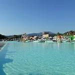 Sisan Family منتجع 4*