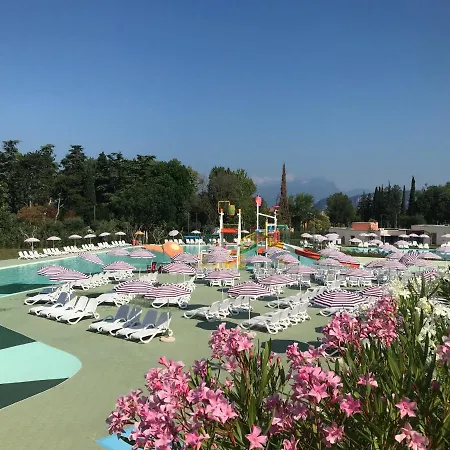 Semesteranläggning (resort) Sisan Family